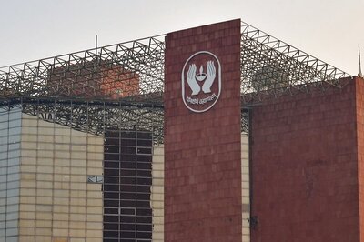 LIC Shareholders: LIC Stock Rises 2% Today Ending 10-Day Losing Run; Sell or Hold Now?