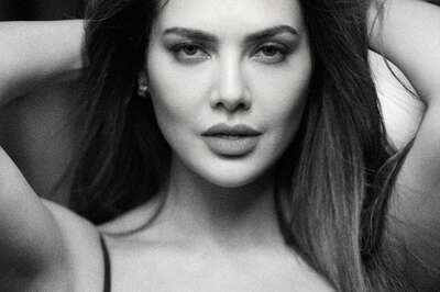 Sexy! Esha Gupta Looks Hot In A Black Tank Top With Plunging Neckline; Photo Goes Viral