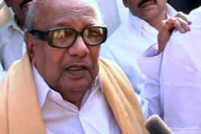 Karunanidhi falls in SC line, breaks fast halfway