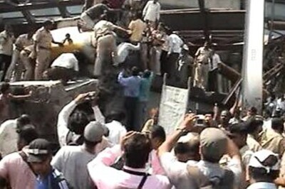 1 killed, many hurt as pipe falls on Thane train