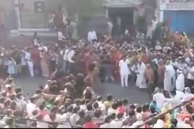 No Masks, Social Distancing Ignored as Crowd Gathers to Greet Jain Monk in MP