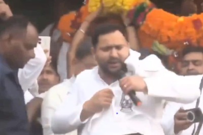 'I'm In Unbearable Pain': Tejashwi Yadav Shows Voters His Waist Belt During Poll Rally