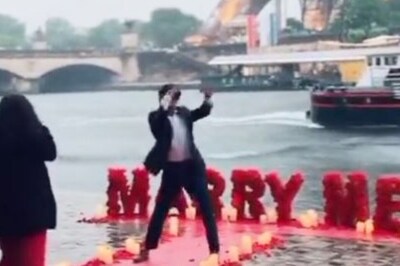 'If This Isn't Love': Man Dances to SRK's 'Koi Mil Gaya' to Propose to Girlfriend in Paris