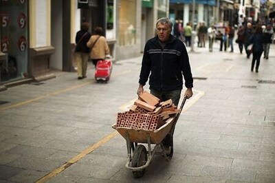 Spain dives into deep recession, tourism woes bode ill for rebound