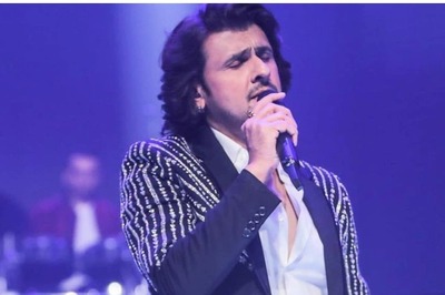 Sonu Nigam Talks About 'Happier Times' From Mumbai Concert Before Getting Attacked; Watch