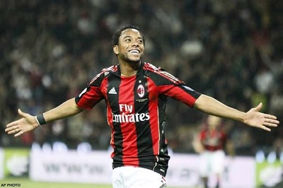 Santos in talks with AC Milan over Robinho move