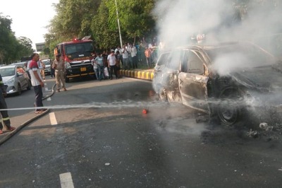 Moving Car Catches Fire in Noida, Passengers Jump to Save Lives; 2 Women Injured | WATCH