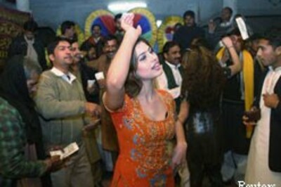 Sexy jig draws Pak public for plays