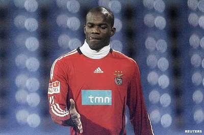 Honduras forward Suazo to miss Chile game