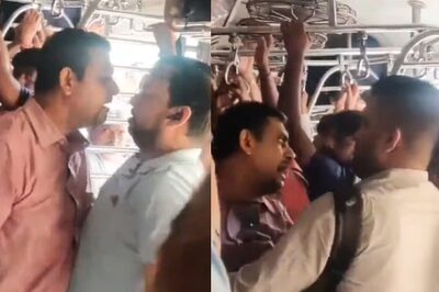Mumbai Local Turns Chaotic After Two Men Get into Heated Brawl, Internet Lauds Referee in Viral Clip
