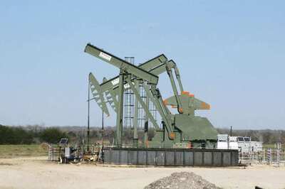 Oil Dips From Four-Week Highs; Gasoline, Heating Oil Rise