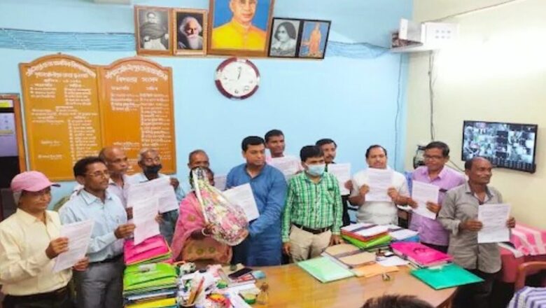 In Bengal, 11 Primary School Teachers Receive Appointment Letters After 25 Years
