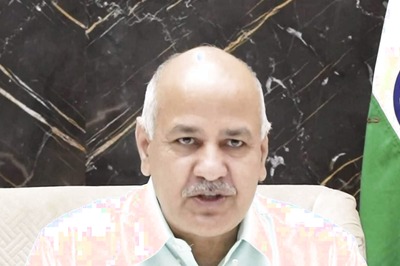 Sisodia Gives Cheques for Rs 48.14 Cr to 6,820 Students Pursuing Higher Education