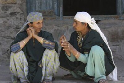 Tough terrain, snow stops J-K poll officers in tracks