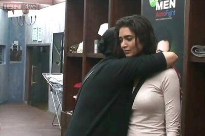 'Bigg Boss 8': Puneet Issar's wife Deepali takes a leaf out of 'Munna Bhai's' book; hugs her husband's competitor Karishma Tanna