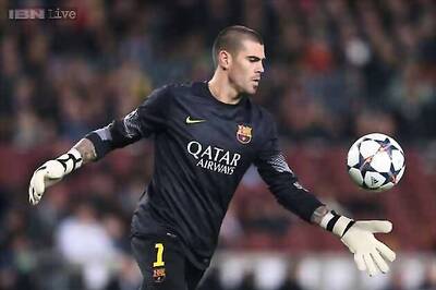 Barcelona president leaves door open for injured Valdes