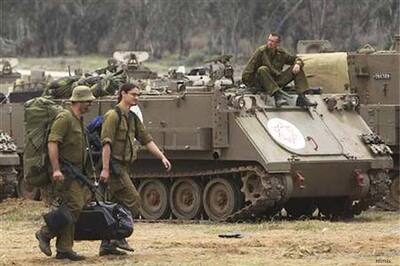 Israel pulls back from Gaza, invasion force intact