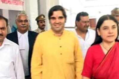 Varun unhurt as dais collapses | Watch