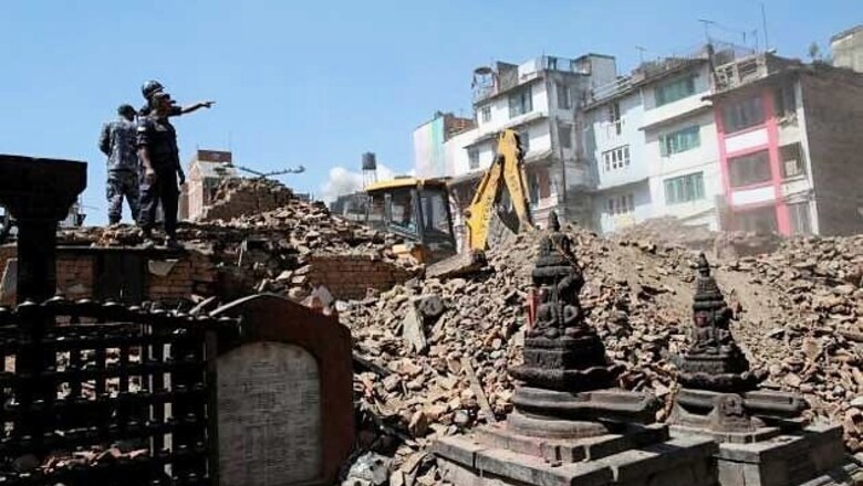 Nepal earthquake death toll crosses 7,000, UN claims customs checks holding up relief