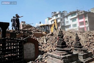 Nepal earthquake death toll crosses 7,000, UN claims customs checks holding up relief