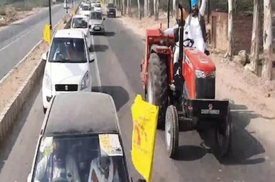 Thousands of Farmers, Dancing, Singing, Head to Delhi to Celebrate Win Over Farm Laws