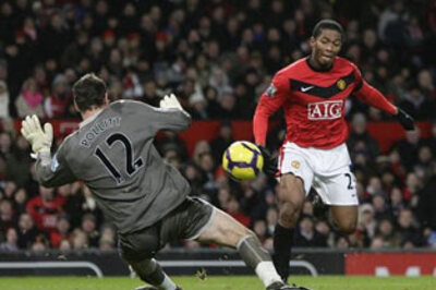 Five-star United, Arsenal win; trim Chelsea's lead