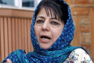 Kashmir Violence: CM Mehbooba Mufti Asks Security Forces to Exercise Maximum Restraint in Provocative Situations