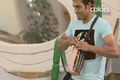 Bigg Boss: Pravesh rebels, throws food items in pool