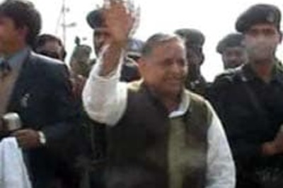 Mulayam files nomination, attacks EC