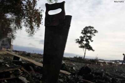 US: Man cuts through his arms with saws at a store