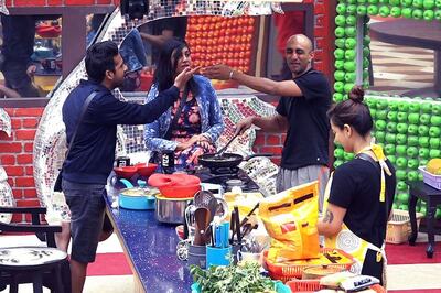 Bigg Boss 11, 27 November 2017 Update: Puneesh Sharma Throws His Footwear at Akash Dadlani