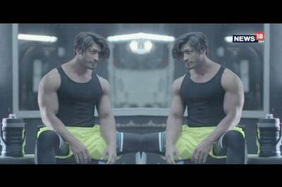 Vidyut Jammwal Tells You About Straight Arm Push Ups