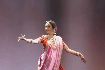 NMACC Launch: Nita Ambani Performs to Raghupati Raghav Raja Ram, Neetu Kapoor Spellbound; Watch