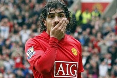 Manchester United's Tevez dispatches Manchester City