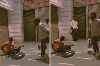 Man Singing Mann Bharrya With Street Musician In Delhi’s Connaught Place Is Beautiful