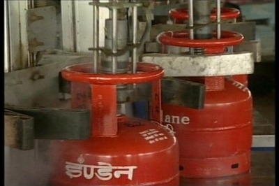Govt yet to decide on raising LPG cap: Moily