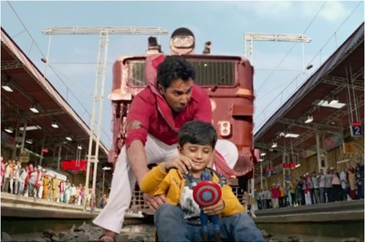 Netizens Can't Seem to Get Their Heads Around This 'Physics Defying' Stunt in Coolie No 1