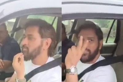 Video of MS Dhoni Asking Directions From Strangers On Way to Ranchi Has Fans Lauding His Humility