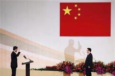 Hu Jintao swears in new Hong Kong leader, heckled