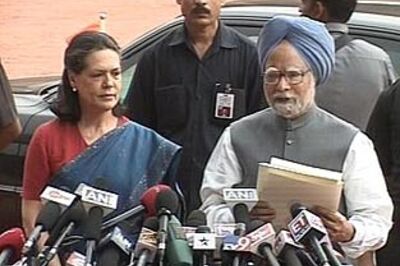 President invites Manmohan Singh to be PM