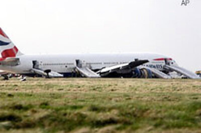Heathrow jet crash lands short of runway