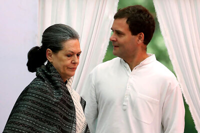 Sonia, Rahul Dial Nitish After Opposition Picks Gopalkrishna Gandhi as VP