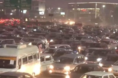 Mad Diwali Rush Causes Traffic to Crawl on Delhi-Gurugram Expressway, Ambulance Gets Stuck | WATCH