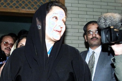 Hundreds Attend Funeral Prayers of Nawaz Sharif's Wife in London