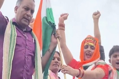 Pakistan National & Now Indian ‘Bahu’ Seema Haider Hoists Tricolour with Husband Sachin, Family | WATCH