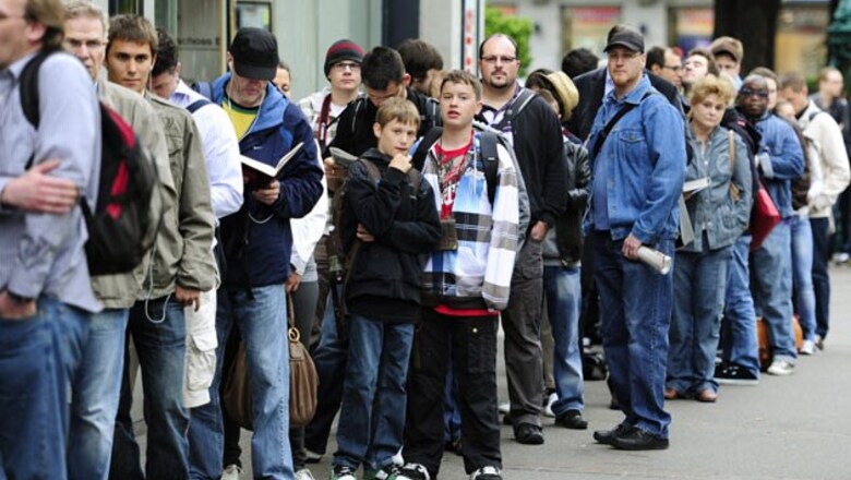 Apple strikes again: lines form for iPad