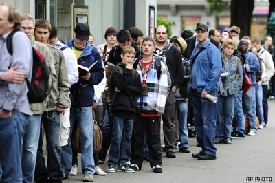 Apple strikes again: lines form for iPad