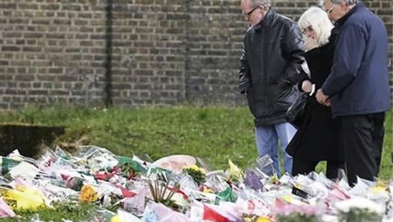 Suspect in British soldier murder blows kisses in dock
