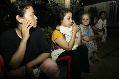 7.8-quake shakes Indonesia's Sumatra