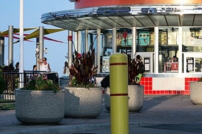 Pak-American US eatery owner forced to remove anti-Hindu signs